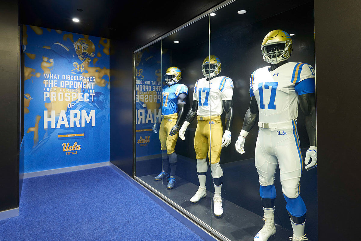 Drei Schaufensterpuppen tragen UCLA-Football-Uniformen.