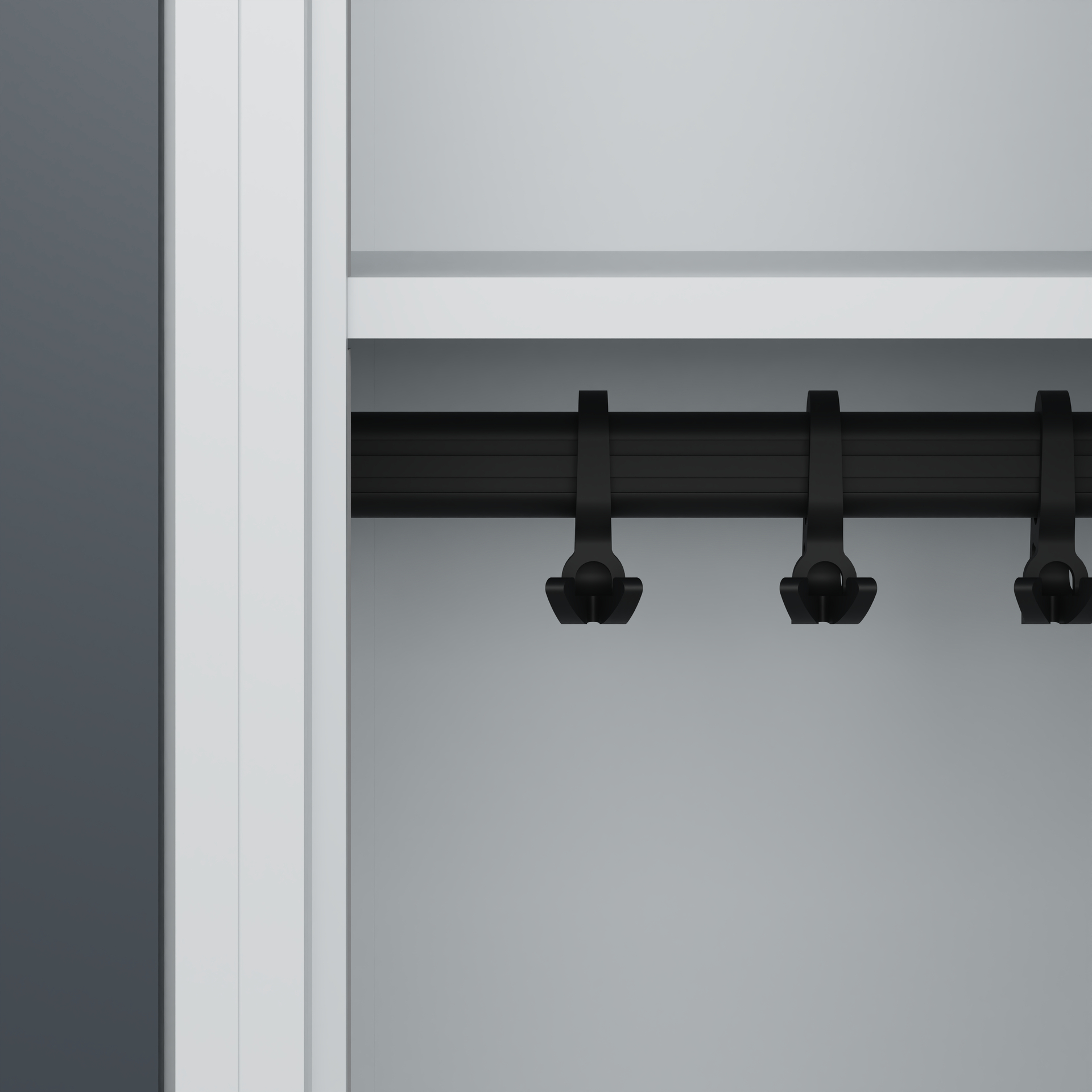 Schwarze Haken hängen an Schiene in grauem Schrank.