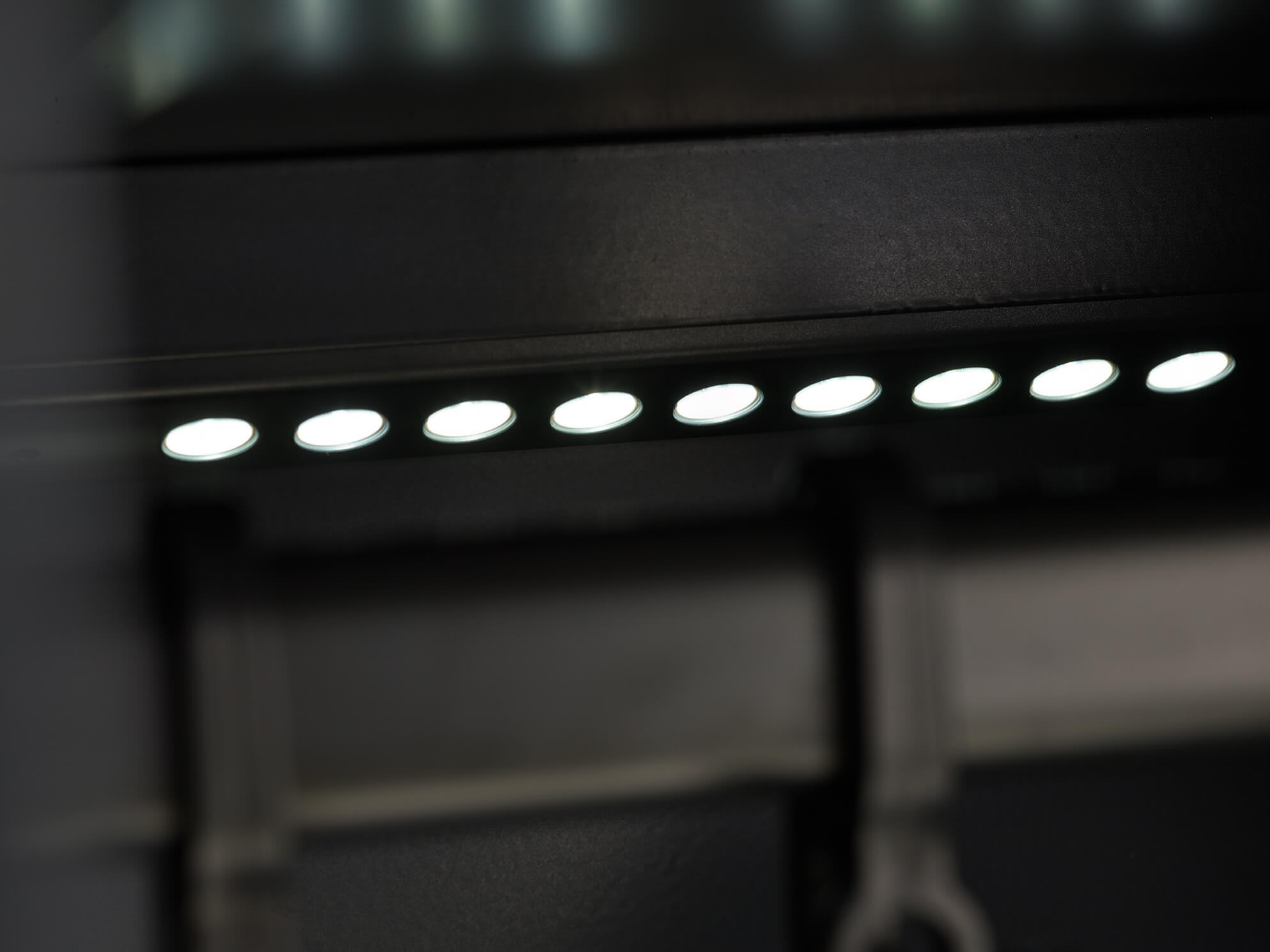 Leuchtende LED-Lichter, leicht verschwommen, in einer dunklen Umgebung montiert.