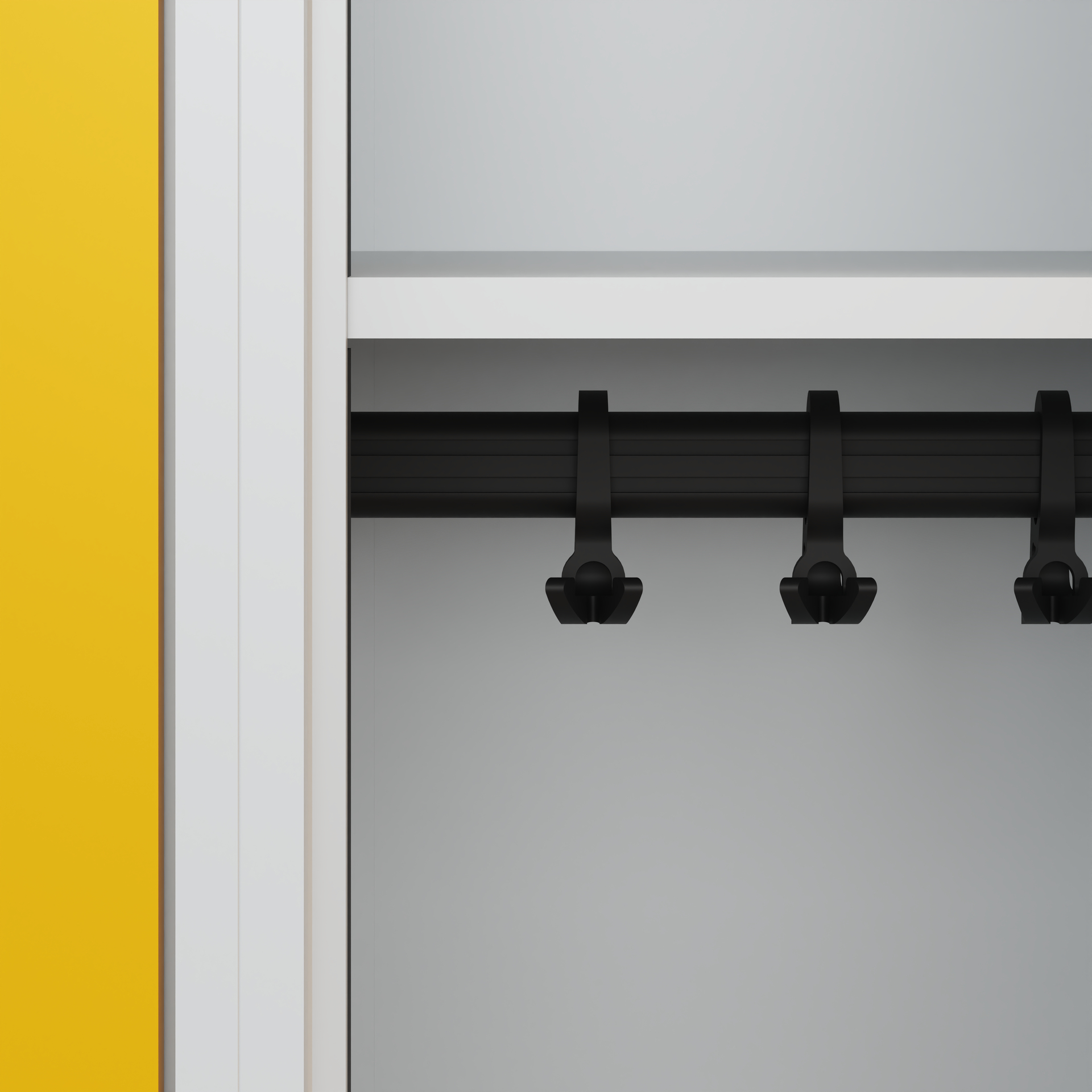 Schiebetürschrank mit offenen Regalen zeigt schwarze Kleiderstange im Inneren.