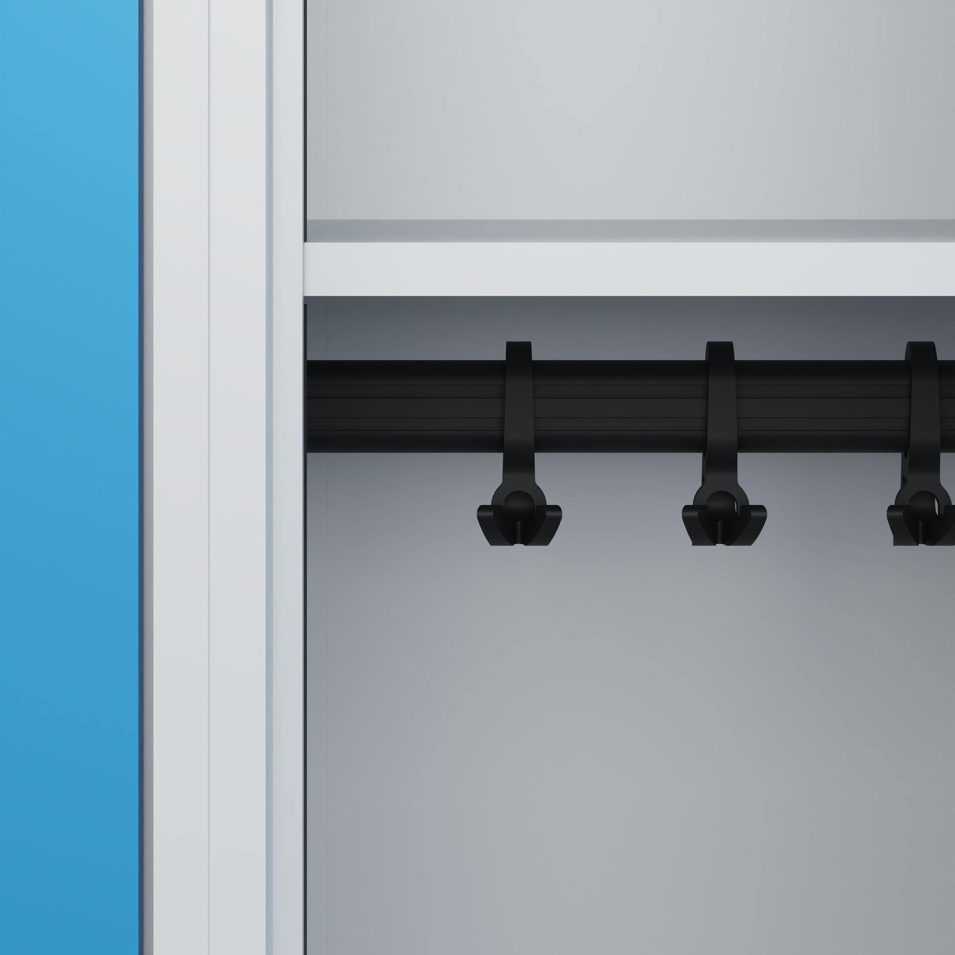 Schwarze Haken hängen an Stange in modernem weißen Schrank.