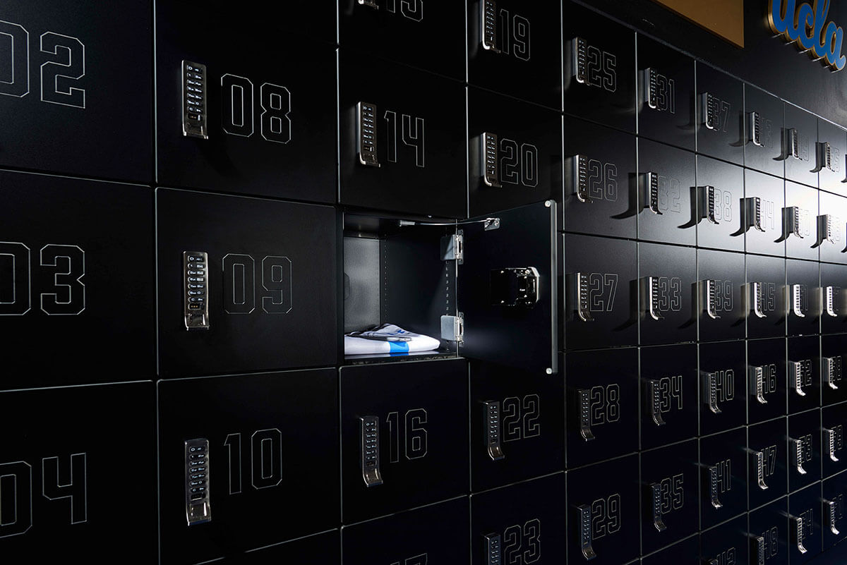 Öffentliches Schließfach mit Schuhen, geöffnet im modernen Raum.