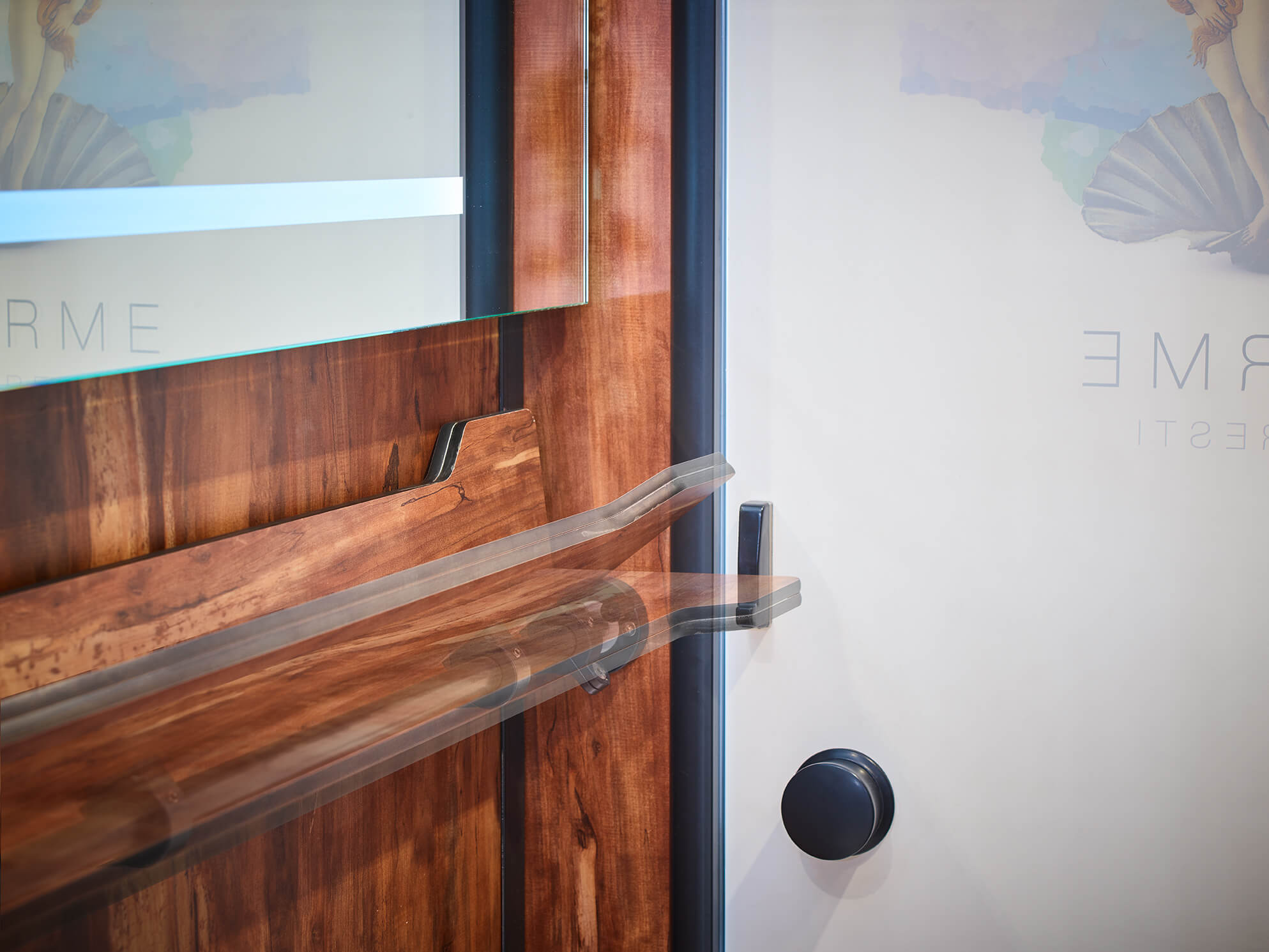 Holztisch, Arm in Bewegung, vor Glastür im Büro.