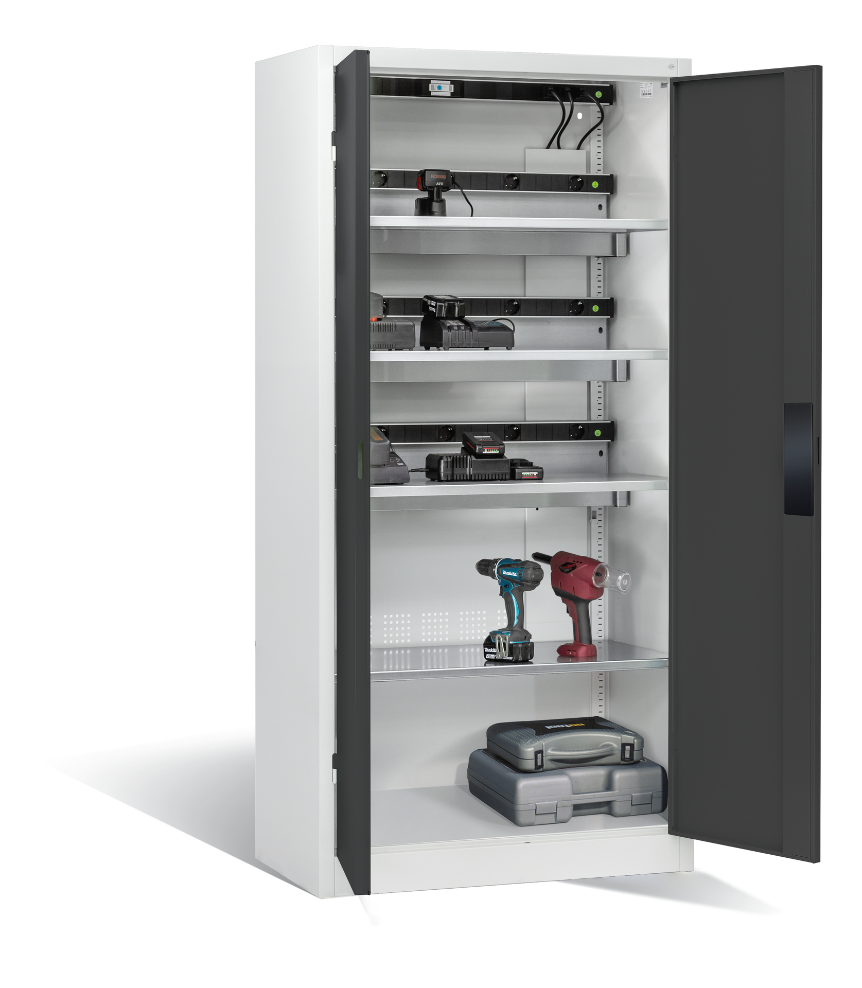 Werkzeugschrank geöffnet, Bohrmaschinen und Koffer auf Regalen, in Werkstatt.