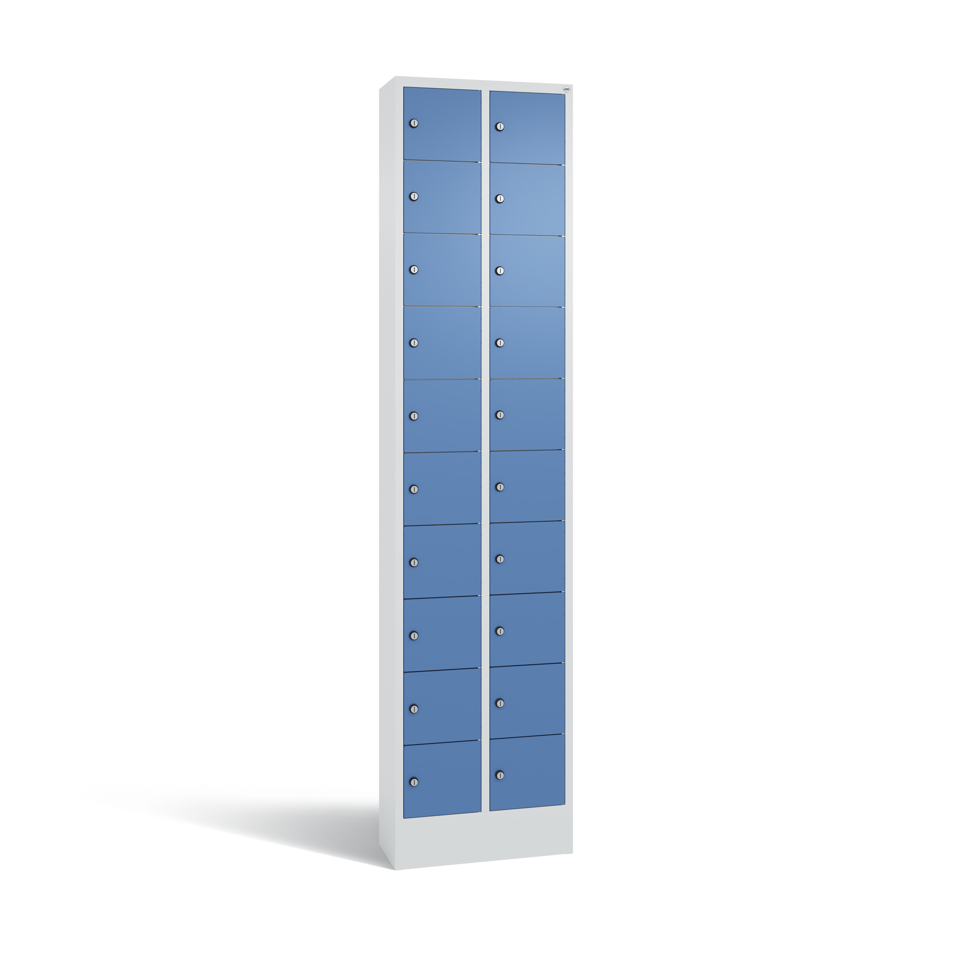 Blauer Metallschließfachschrank steht auf weißem Hintergrund.