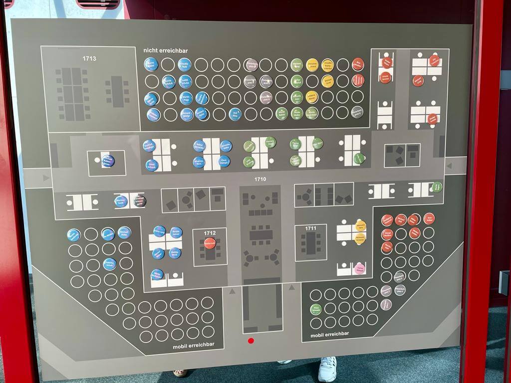 Gebäudeplan mit Sitzplatznummerierung zeigt Verfügbarkeit und Erreichbarkeit.