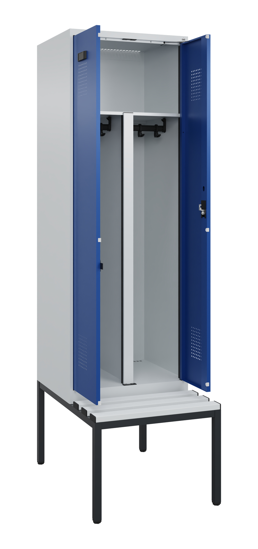 Metallschrank steht geöffnet auf Metallbank in neutralem Raum.