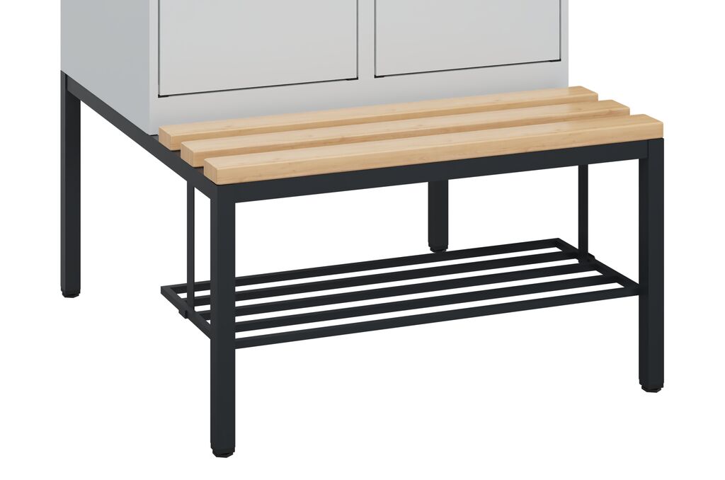 Metallbank mit Holzsitz steht vor einem weißen Schrank.