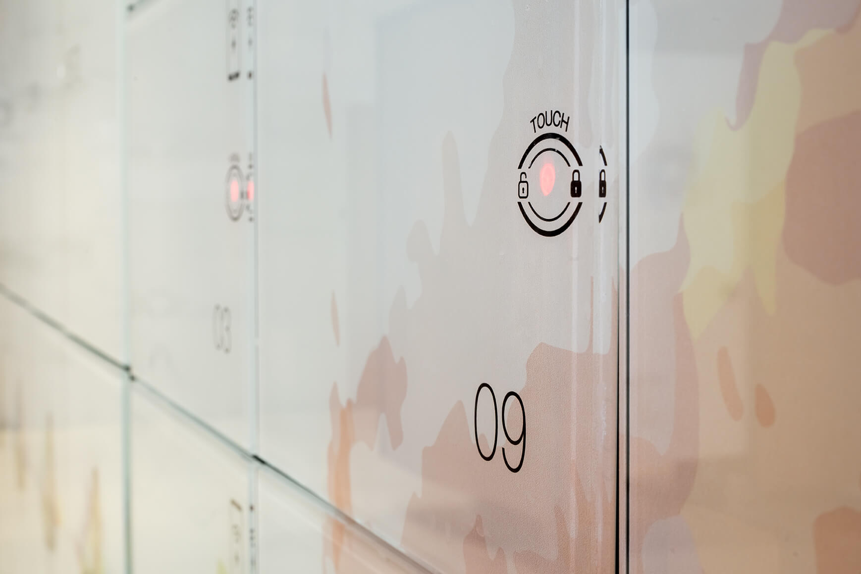 Schließfach mit Touch-Schloss leuchtet aktiv, reflektiert der Umgebung.