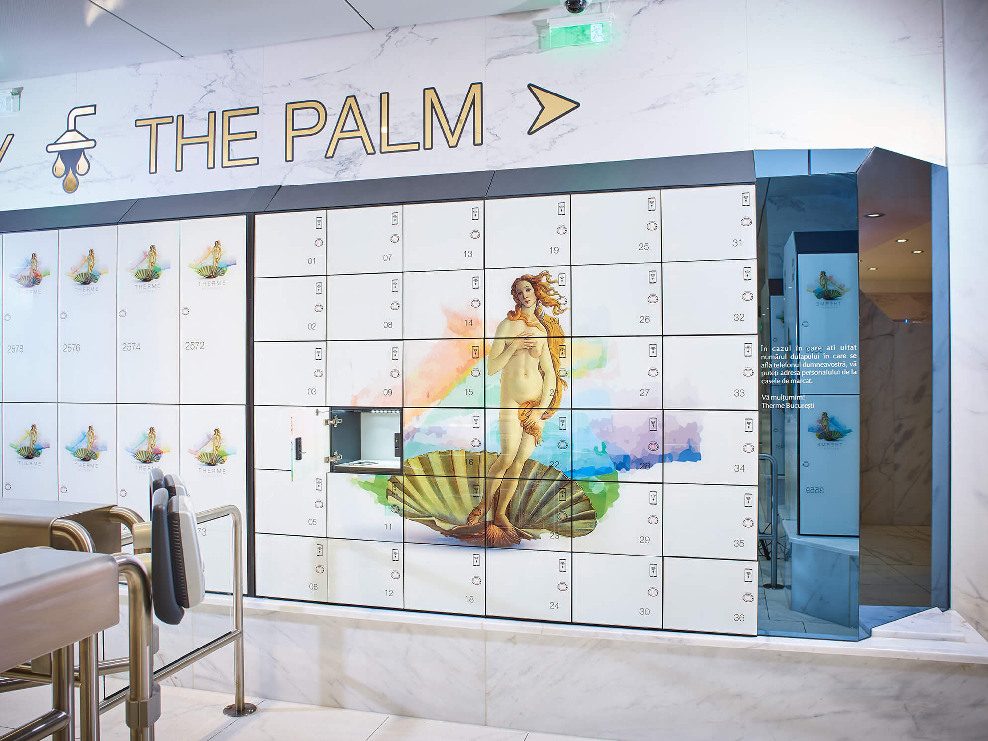 Schließfächer mit Venus-Gemälde in modernem Umkleideraum.